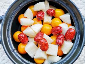 把梨块、金桔、泡好的红枣放入锅中，