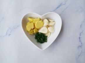 葱切葱花，姜蒜切片。