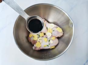 鸡腿洗干净，用牙签在鸡腿上扎一下。加入葱姜蒜，加2勺生抽，