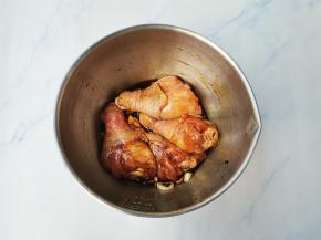 半勺糖，半勺盐抓匀腌制30分钟以上，中途换一下位置。