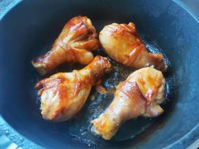 油热放鸡腿煎至两面金黄，