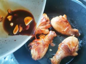 淋入腌制剩余的酱汁，