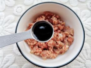 瘦肉剁成肉末，放入1勺生抽、