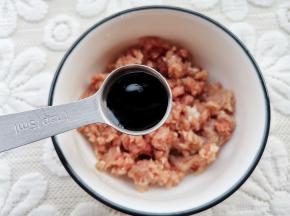 瘦肉剁成肉末，放入1勺生抽、