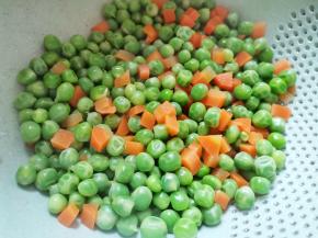 锅中烧开水，放入豌豆和胡萝卜焯水1分钟捞出。