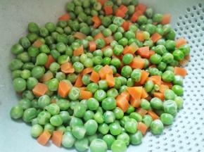 锅中烧开水，放入豌豆和胡萝卜焯水1分钟捞出。