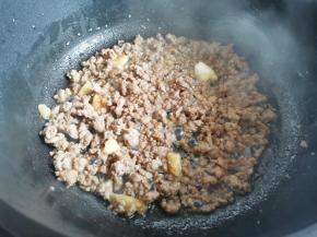 另起锅热油，爆香大蒜，加入肉末炒至变色盛出备用。