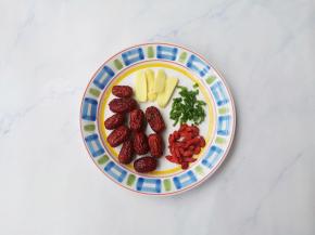 红枣枸杞洗净，姜切片，葱切段。