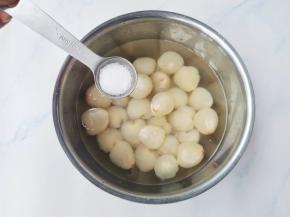 荔枝去壳去籽加一勺盐浸泡10分钟洗净。