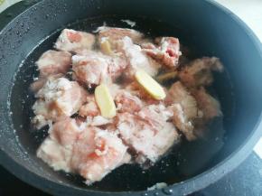 排骨冷水入锅，加姜片料酒煮出浮沫捞出洗净备用。