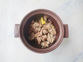 洗净的排骨放入砂锅里，