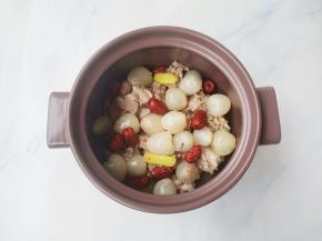 放入荔枝肉，红枣，