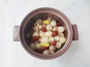 放入荔枝肉，红枣，