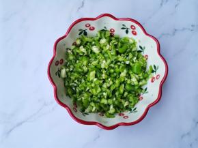 辣椒切碎加一勺盐腌制10分钟。