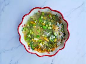 鸡蛋磕入辣椒中，搅拌均匀，加入鸡蛋1.5倍的温水搅拌均匀，过滤掉气泡，