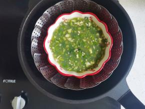 蒸锅水烧开，倒扣一个盘子，放入鸡蛋大火蒸8分钟再焖5分钟。