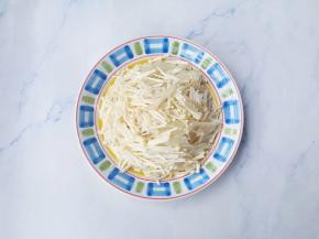 金针菇洗净去蒂切段，