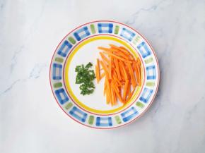 胡萝卜切条，葱切葱花。