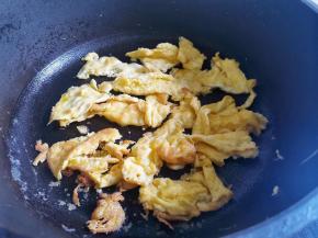 鸡蛋打散加一点盐搅匀。煎熟铲小块盛出备用。