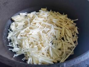 金针菇小火炒干水分，