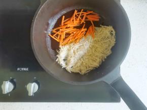 拨至一边，加油烧热，放入胡萝卜炒软。