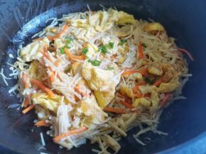 好吃又下饭的金针菇炒蛋做好了～
