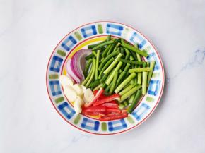 蒜苔洗净切段，红椒切条，洋葱切条，大蒜切片。