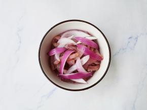 鱿鱼切2cm长条，加入少量洋葱，