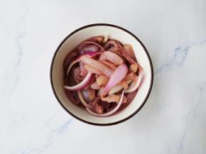 抓匀腌制10分钟。