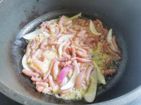 锅中热油，鱿鱼炒熟盛出备用。