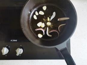 另起锅热油，放入大蒜、洋葱爆香，