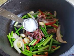 加1勺盐炒匀出锅即可。