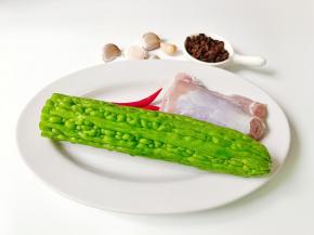 准备好苦瓜，里脊肉，豆豉，小米椒