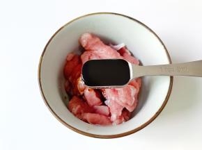 猪肉放在碗里，加生抽一勺，