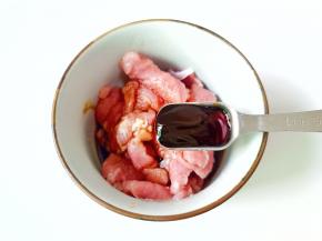 蚝油一勺，料酒一勺，盐半勺 拌均匀后腌制入味