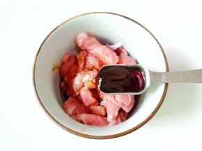 蚝油一勺，料酒一勺，盐半勺 拌均匀后腌制入味