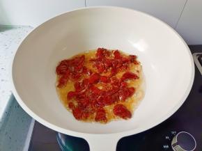 热锅热油，放入肉丝爆炒