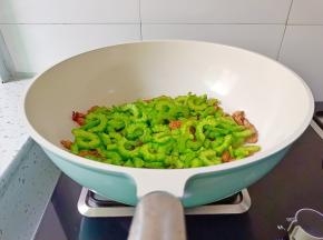 加入苦瓜翻炒两分钟