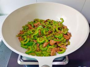 加入豆豉与小米椒翻炒均匀