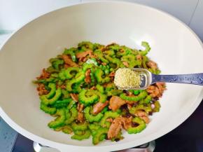 加入盐，鸡精调味