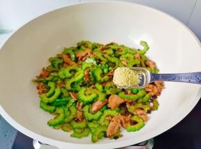 加入盐，鸡精调味