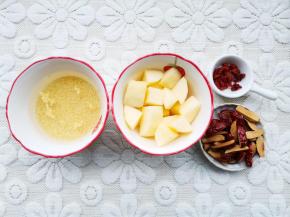 苹果去皮切块备用，红枣切块，枸杞，小米洗净。