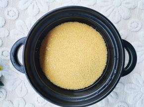 锅中放入小米，