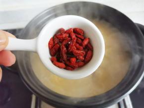 出锅前五分钟，放入枸杞，