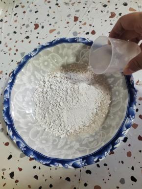 红薯淀粉300克放入碗中！