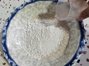 红薯淀粉300克放入碗中！