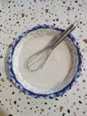 加入600克的清水搅拌均匀！(红薯淀粉和水的比例是1:2)