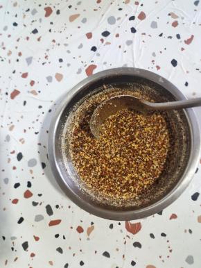 烧烤料淋入热油搅拌均匀！