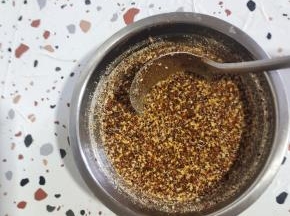 烧烤料淋入热油搅拌均匀！