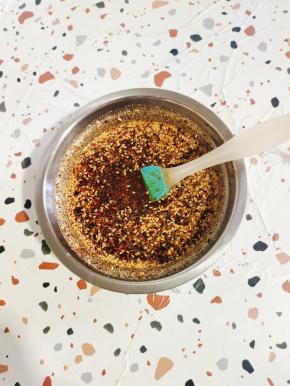 搅拌均匀调成料汁儿备用！